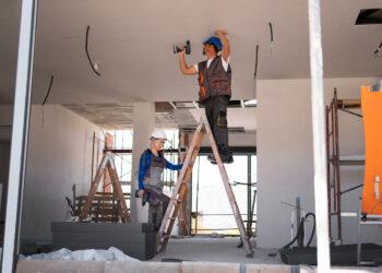 Lavori in condominio: quando si possono fare? Regole, orari consentiti e sanzioni per ristrutturare senza conflitti
