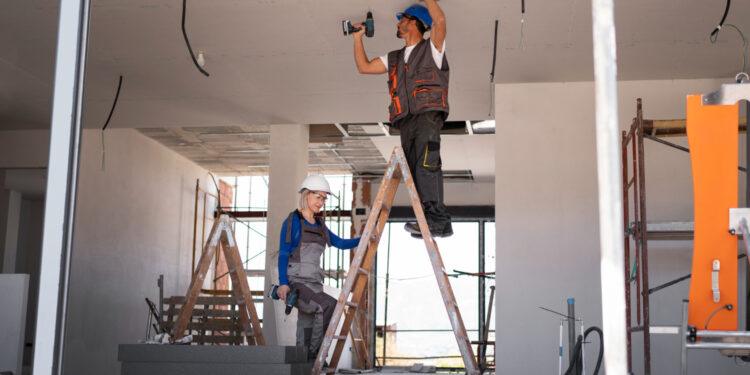 Lavori in condominio: quando si possono fare? Regole, orari consentiti e sanzioni per ristrutturare senza conflitti