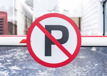 Parcheggi selvaggi in cortile condominiale, le regole per l’uso dei dissuasori