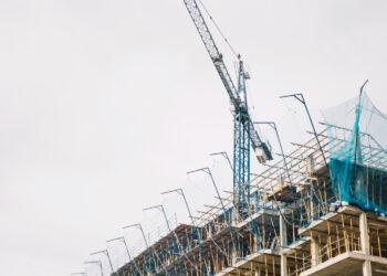 Sopraelevazione in condominio: la Cassazione sancisce che nessun risarcimento è dovuto se non produce danni