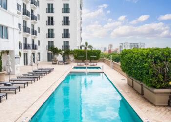 Feste in piscina condominiale, si possono fare? Autorizzazioni, limiti e possibili conseguenze