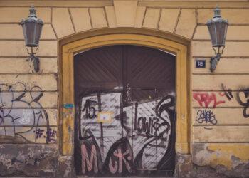 Come difendersi da graffiti e scritte su facciate e portoni. Dagli obblighi dell’amministratore alle polizze assicurative.
