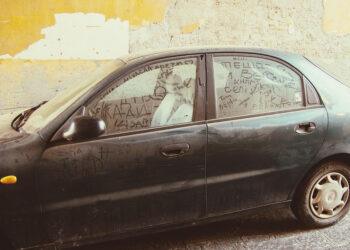 Auto abbandonata nel parcheggio condominiale da un ex proprietario: come deve agire l’amministratore?