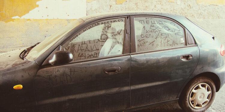 Auto abbandonata nel parcheggio condominiale da un ex proprietario: come deve agire l’amministratore?