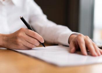 Testamento olografo scritto a mano senza notaio: è valido? Quando può essere contestato e come comportarsi