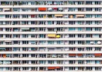 Tende da sole sui terrazzi in condominio: regole, limiti e autorizzazioni alla luce della giurisprudenza