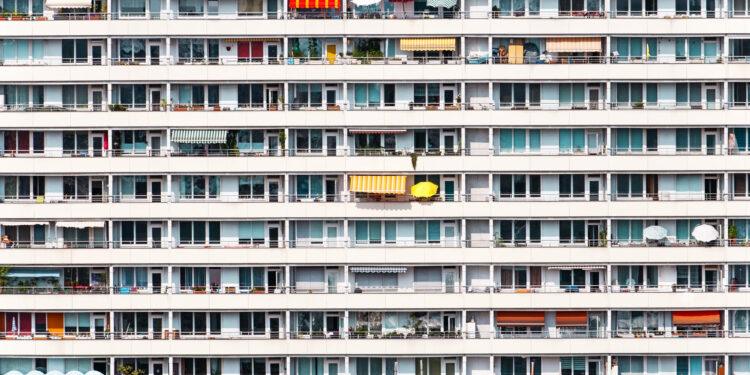 Tende da sole sui terrazzi in condominio: regole, limiti e autorizzazioni alla luce della giurisprudenza